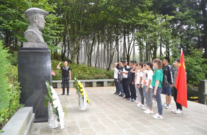 中共保山安利醫(yī)院有限責(zé)任公司支部委員會(huì)開展“不忘初心，牢記使命”愛國(guó)主義專題教育活動(dòng)