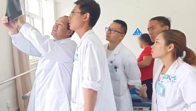 云南省康復(fù)三級(jí)體系項(xiàng)目中心葉斌團(tuán)隊(duì)到保山安利醫(yī)院進(jìn)行學(xué)科建設(shè)、業(yè)務(wù)指導(dǎo)及板橋中心衛(wèi)生院示范單位評(píng)審驗(yàn)收并授牌