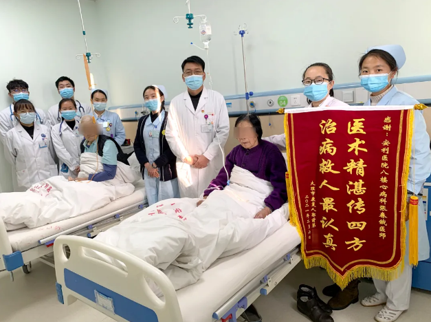 溫暖的陪伴、細(xì)心的照顧，兩位老人感恩贈錦旗！