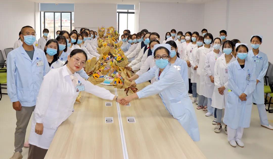 【保山安利醫(yī)院】雙節(jié)同慶，用祝福和鮮花感謝默默付出的治療師和教師們