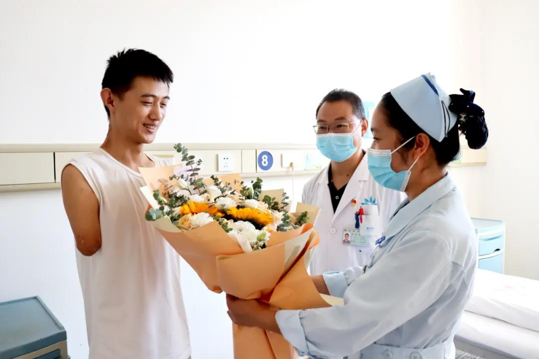 【保山安利醫(yī)院】雖然失去了雙臂，但他用堅(jiān)強(qiáng)、樂(lè)觀的態(tài)度讓生活充滿陽(yáng)光！