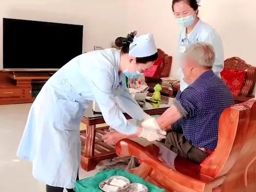 【保山安利醫(yī)院】82歲爺爺與老伴居家，在院手術后換藥不便，居家護理上門服務解難題