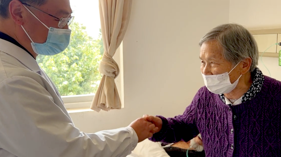 【保山安利醫(yī)院】百歲老人15年后再次到院做手術(shù)，老伴深表謝意“感謝你們給了他第二次生命”！