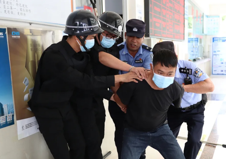 警醫(yī)聯(lián)動丨反恐防暴應(yīng)急演練，筑牢醫(yī)院安全防線